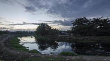 timelapse lever du soleil le flux d'ordures sur la rivière. video