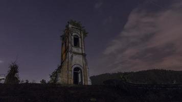 timelapse medianoche en la iglesia en ruinas video