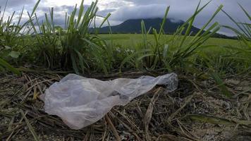 timelapse vista fisheye spazzatura di plastica trasparente video