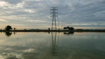 timelapse reflexión torre eléctrica en el agua. video