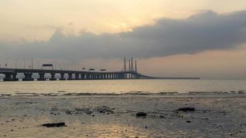 Zeitraffer bewölkter Sonnenaufgang über der zweiten Brücke von Penang. video