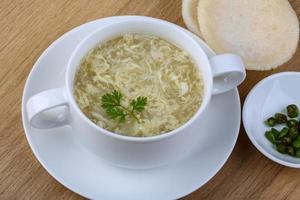 sopa de carne de cangrejo en un bol sobre fondo de madera foto