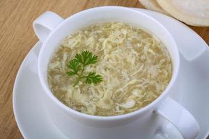 sopa de carne de cangrejo en un bol sobre fondo de madera foto