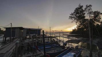 timelapse skymning timme i en fiskeby i penang. video