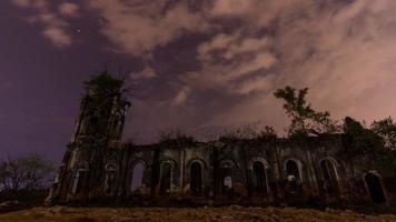 timelapse extérieur de l'église abandonnée du sacré coeur de jésus video