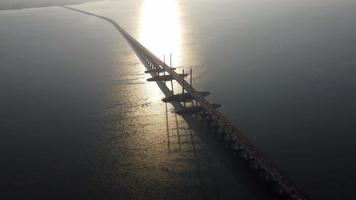 aérien s'envoler penang bridge en silhouette matin video