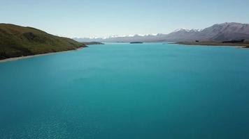 montaña nevada en el lago tekapo. video