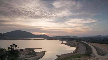 vista ad alto angolo di riflessione lasso di tempo sulla collina di bukit mertajam video