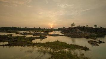 tramonto timelapse presso la palude vicino alla zona rurale video