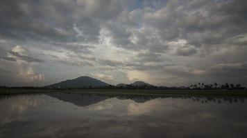 timelapse reflejo del amanecer de la colina local de bukit mertajam. video