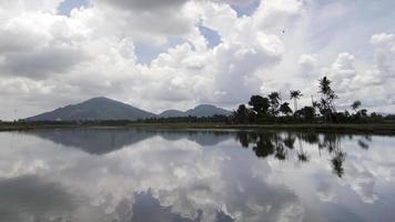 timelapse vitt moln över bukit mertajam hill video