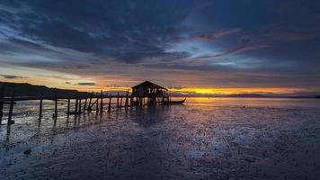 timelapse vue cabane de pêcheur sur la côte video