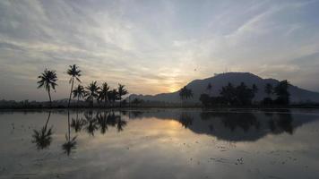 timelaspe salida del sol reflejo bukit mertajam hill. video