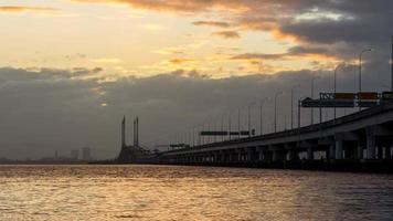 Zeitraffer dramatischer Sonnenaufgangsstrahl über Brücke video