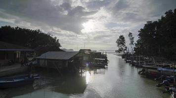 zonsondergang met ray bij vissersdorp. video