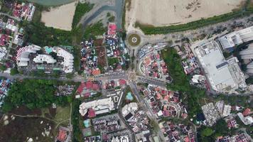 vista aérea de transporte de automóviles en la rotonda video