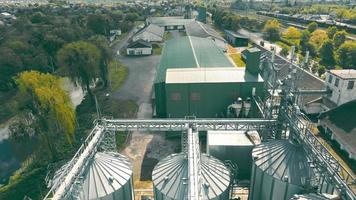 vista aérea de los mejores ascensores industriales en una planta de procesamiento de granos. vista superior de los elevadores de almacenamiento de granos