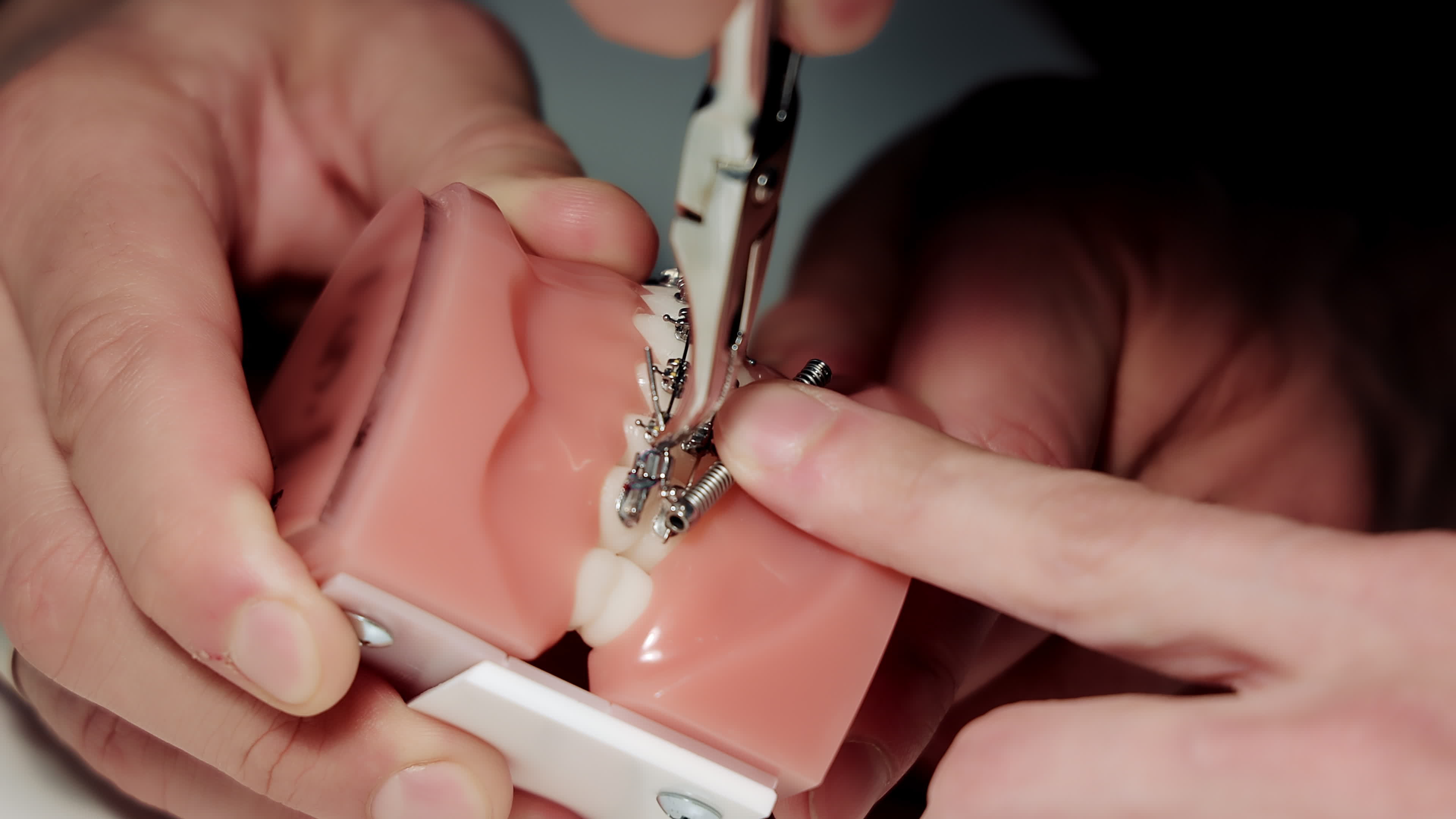 Mãos-criança Seguram Mandíbula De Vidro Com Dentes Brancos Doendo