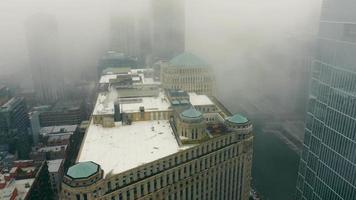 taken i centrala chicago är utrustade med ventilationssystem och kommunikationer. utsikt från toppen av taket av hus. video