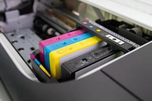 un cartucho de tinta o cartucho de inyección de tinta es un componente de una impresora de inyección de tinta que contiene la tinta de cuatro colores foto