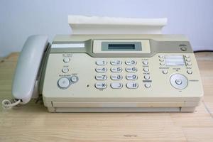 la máquina de fax para enviar documentos en el equipo de concepto de oficina necesario en la oficina foto