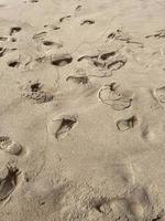 huella en la playa de arena amarilla. foto