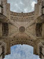 bonita perspectiva de un monumento de lisboa. foto