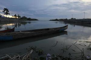 barco en el lago foto