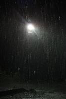 lluvia por la noche. toma de fondo oscuro de la lluvia cayendo foto