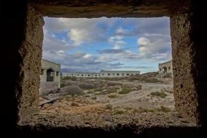 edificios abandonados de una base militar foto