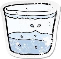 pegatina retro angustiada de un vaso de agua de dibujos animados vector