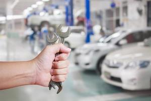 mano de mecánico de automóviles profesional con llave foto