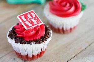 red rose cupcakes on wooden table photo