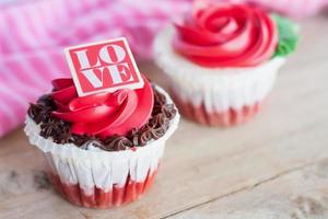 red rose cupcakes on wooden table photo