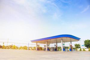 estación de combustible de gasolina con nubes y cielo azul foto