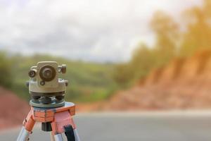 sitio de construcción de carreteras, instrumento de teodolito para la construcción de carreteras foto