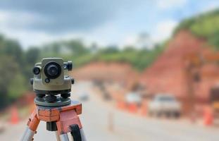 sitio de construcción de carreteras, instrumento de teodolito para la construcción de carreteras foto