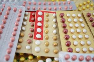 píldora anticonceptiva oral colorida foto