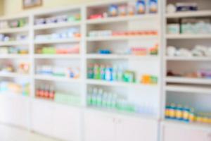 estantes de farmacia llenos de medicamentos fondo borroso foto