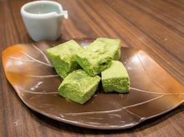 Mochi de té verde con sirope dulce foto