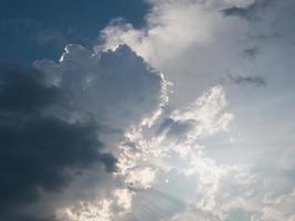 cielo azul con nubes foto