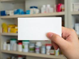 primer plano de la mano del farmacéutico paquete de caja de medicina foto