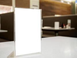 marco de menú simulado en la mesa en el café restaurante foto