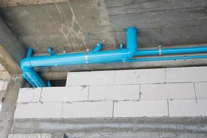 tubería de pvc para sistema de tuberías de agua en el sitio de construcción de edificios foto