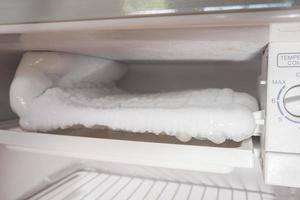 acumulación de hielo congelado en el congelador del refrigerador foto