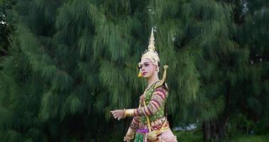 khon performancekonst skådespeleri underhållning dans traditionell kostym i parken. asien agerar dansande pantomime show. thailand kultur och thailändsk dans koncept. video