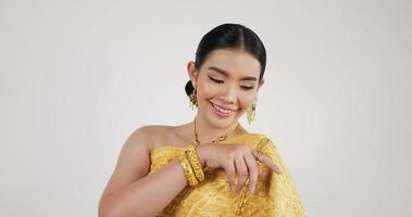 portrait de femme thaïlandaise en costume traditionnel regardant la caméra et souriant avec fond blanc isolé.