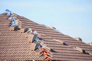 construcción de casas de techo con muchas tejas preparadas para instalar foto