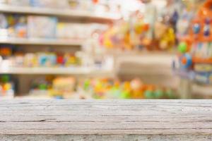 juguete para niños para los grandes almacenes del bebé en el fondo borroso del centro comercial foto