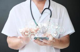 el médico examina el holograma de los pulmones, comprueba los resultados de la prueba en la interfaz virtual y analiza los datos. neumonía, donación, medicina del futuro, servicio hospitalario de salud foto